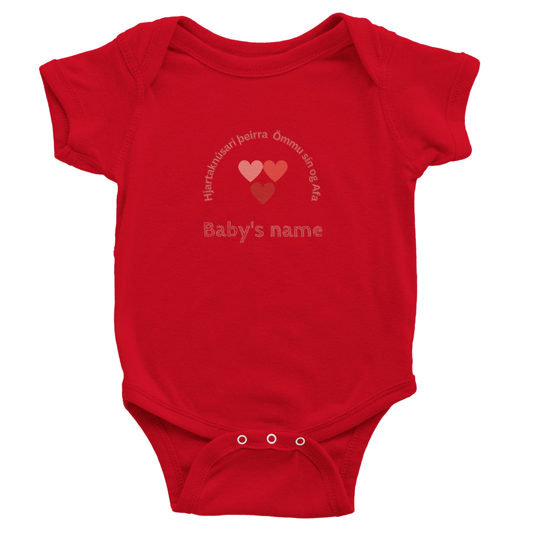 Red baby bodysuit, three Pink hearts, Icelandic text 'Hjartaknúsari þeirra Ömmu sín og Afa' on front, customizable with baby's name5245fb1e-e717-4082-ab6b-7c1cd25afdd7