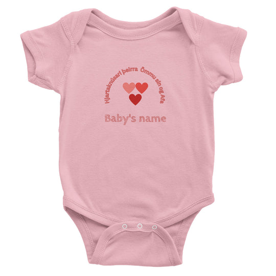 Pink baby bodysuit, three Pink hearts, Icelandic text 'Hjartaknúsari þeirra Ömmu sín og Afa' on front, customizable with baby's name61230119-2757-446e-a567-20789426a4db