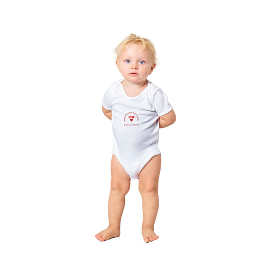 White baby bodysuit, three Pink hearts, Icelandic text 'Hjartaknúsari þeirra Ömmu sín og Afa' on front, customizable with baby's name9eaca201-3299-4c34-ae45-89bd4d3fd970