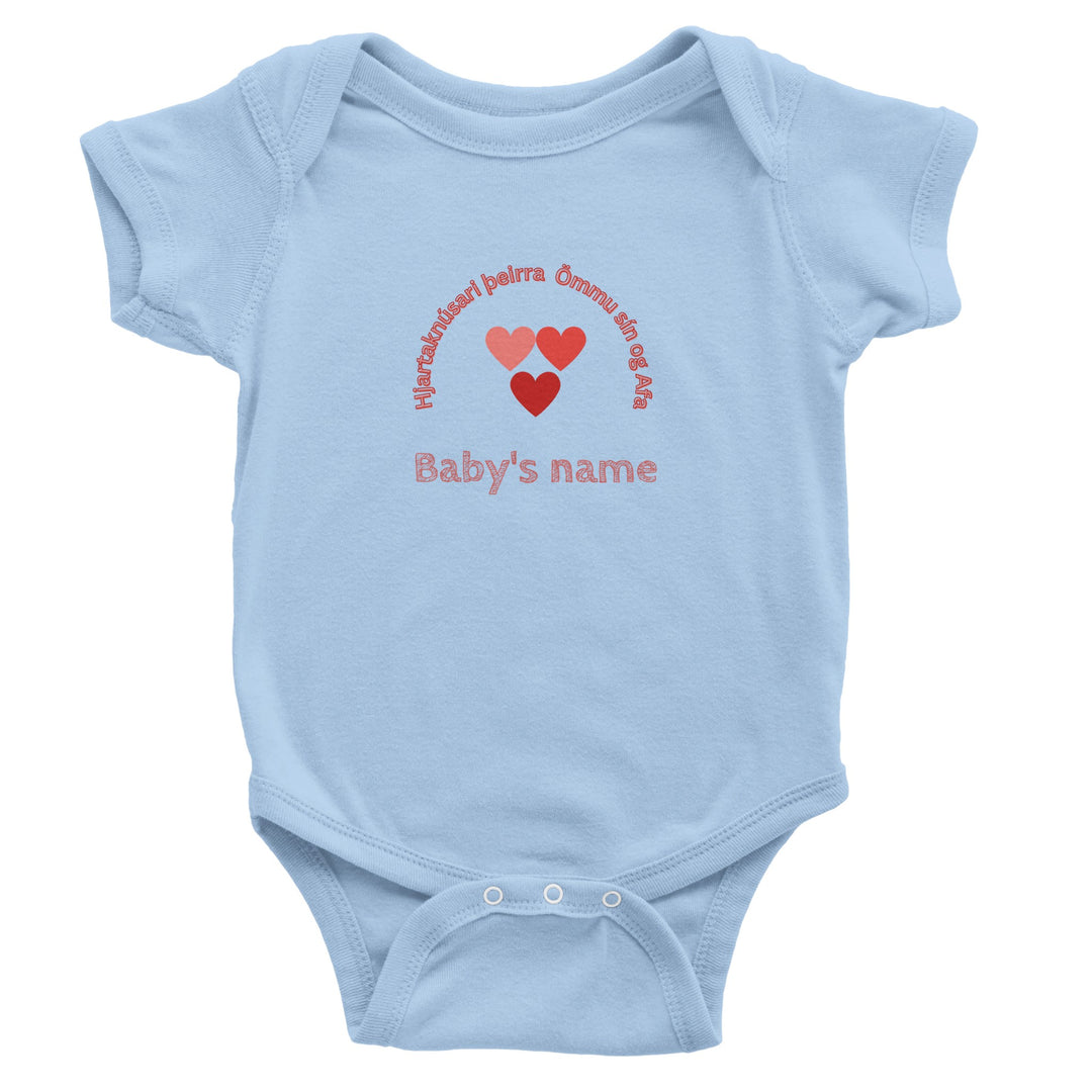 Baby Blue baby bodysuit, three Pink hearts, Icelandic text 'Hjartaknúsari þeirra Ömmu sín og Afa' on front, customizable with baby's nameea14c034-4770-477c-add4-80e23afc9edd